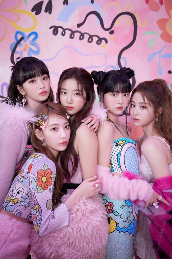A concept photo for girl group Le Sserafim's debut Japanese EP ″Fearless″ (2023) [SOURCE MUSIC]