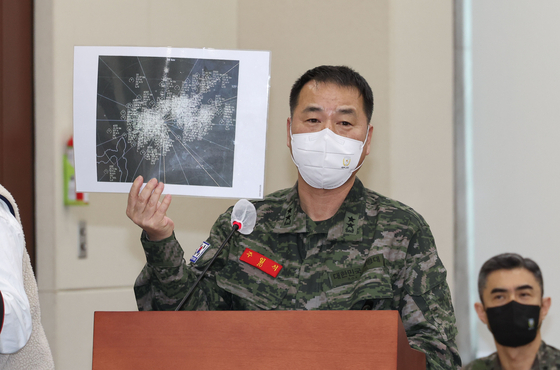Joo Il-seok, the Joint Chiefs of Staff director of defense readiness condition, shows a map displaying the location of anti-aircraft radar systems surrounding Seoul to lawmakers on the National Assembly’s Defense Committee in Yeouido, western Seoul on Thursday. [YONHAP]