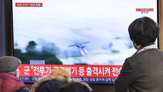 A television in Seoul Station broadcasts news on North Korea's drone infiltration into South Korean airspace on Dec. 26, 2022. [YONHAP]