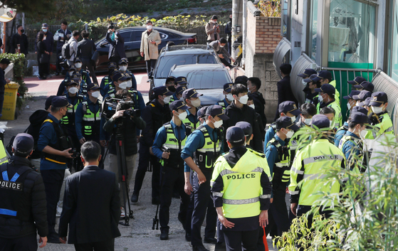 Police officers are stationed outside the residence of Park Byeong-hwa, who raped 10 women in their twenties, after his attempted suicide on Jan. 23. Park's residence is located about 200 meters away from the University of Suwon. [NEWS1] 
