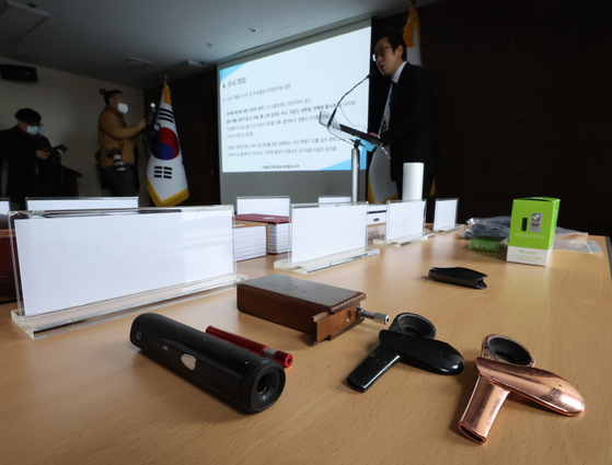 Instruments used for drug use are displayed as evidence at the Seoul Central District Prosecutors' Office on Wednesday. [YONHAP]