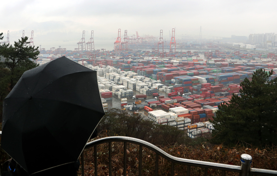 Containers stacked up at a port in Busan on Dec. 21 [YONHAP]