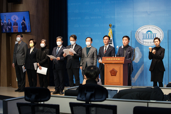 Lawmakers and education officials of the opposition party hold a news conference on Jan. 4, 2023, at the National Assembly to denounce the omission of the Gwangju uprising of 1980 from new textbook guidelines. [NEWS1]
