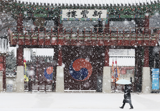 Snow falls on Hwaseong Haenggung Palace in Suwon, Gyeonggi, on Thursday. Heavy snow warnings were issued in parts of Seoul and Gyeonggi Thursday morning. [YONHAP]