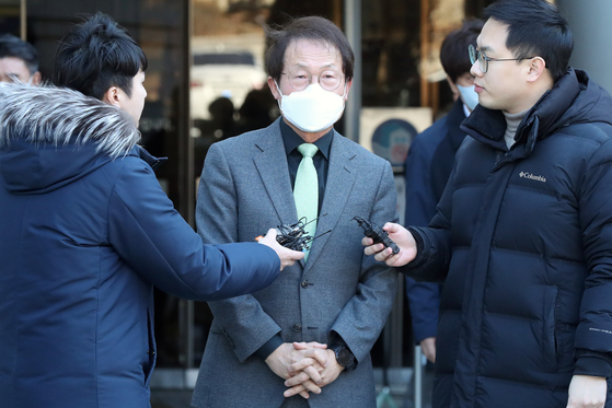 Cho Hee-yeon, superintendent of the Seoul Metropolitan Office of Education, talks to reporters at the Seoul Central District Court in Seocho District, southern Seoul, on Friday. [NEWS1] 