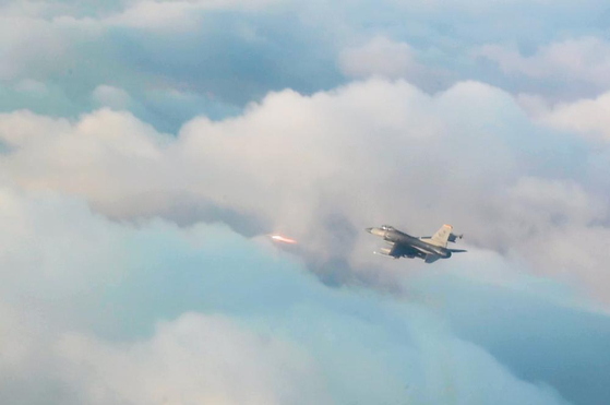 A U.S. F-16 fighter conducts live fire training near Kunsan Air Base in North Jeolla on Dec. 1,2022, a day after Chinese and Russian warplanes entered Korea's air defense identification zone on Nov. 30, 2022. [U.S. AIR FORCE]