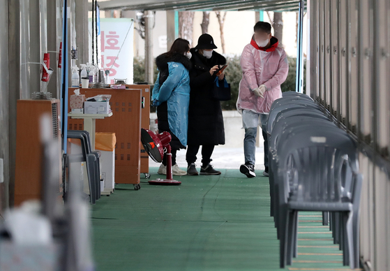 Citizens visit a Covid-19 testing center in Dongdaemun District, eastern Seoul, on Thursday morning. [NEWS1]