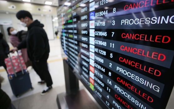 An electronic display board at Jeju International Airport shows flights being canceled due to harsh weather conditions. [YONHAP] 