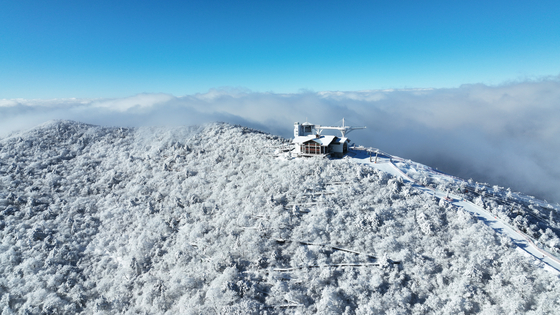 YongPyong Resort, located at the foot of Mount Balwang in Daegwallyeong, Gangwon, now boasts a new Skywalk observatory on its mountaintop that offers a panoramic view of the Taebaek mountain range. [YONGPYONG RESROT] 