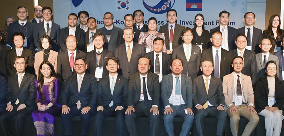 From second from left in the front row: Cambodian Ambassador to Korea Chring Botumrangsay, Deputy Prime Minister and Secretary-General of the Cambodia Development Council Sok Chenda Sophea, Korean Minister for Trade Ahn Duk-geun and Minister of Commerce of Cambodia Pan Sorasak pose at the Cambodia-Korea Business and Investment Forum at the InterContinental Seoul COEX on Friday. [YONHAP]