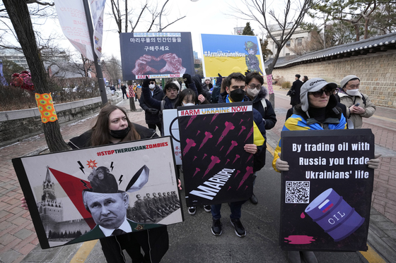 People march during a rally protesting Russia's invasion of Ukraine, near the Russian Embassy in central Seoul on Sunday. [AP/YONHAP]