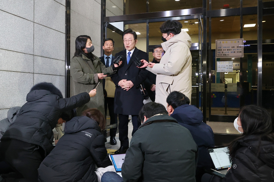 Democratic Party Chairman Lee Jae-myung answers questions by reporters on Saturday after being inquired by prosecutors at the Seoul Central District Prosecutors' Office in Seocho District in southern Seoul. [YONHAP]
