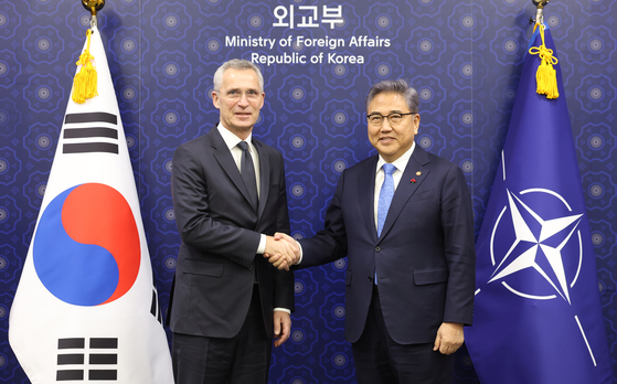 Foreign Minister Park Jin, right, and NATO Secretary General Jens Stoltenberg, shake hands in their meeting at the Foreign Ministry in Seoul on Sunday. [YONHAP]