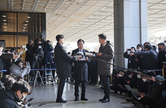 DP Chair Lee Jae-myung stands in front of the press at the Seoul Central District Office on Saturday. [YONHAP]
