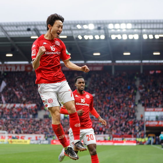 Lee Jae-sung, left, celebrates after scoring a goal in a Bundesliga game against VfL Bochum on Saturday in an image posted on Mainz 05's official Twitter account. [SCREEN CAPTURE]