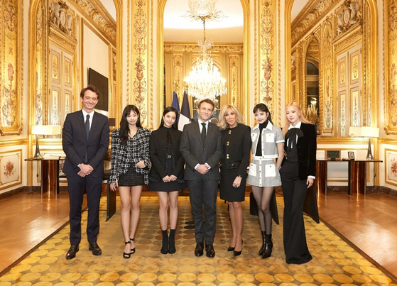 걸그룹 블랙핑크 멤버들이 에마뉘엘 마크롱(Emmanuel Macron), 브리짓 마크롱(Brigitte Macron) 프랑스 대통령 겸 영부인(가운데)과 파리에서 열린 Le Gala des Pièces Jaunes 자선 갈라 행사에 참석해 사진을 찍고 있다. [YG ENTERTAINMENT]