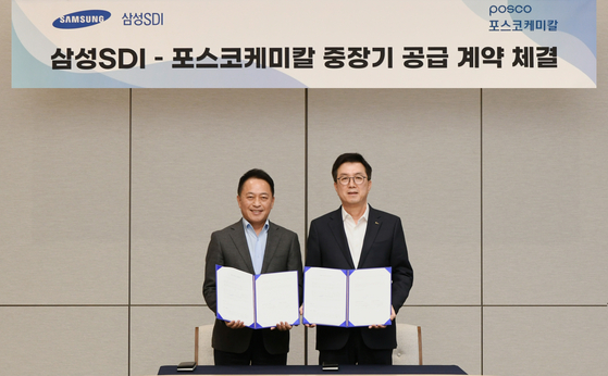 Samsung SDI CEO Choi Yoon-ho, left, and Posco Chemical President Kim Joon-hyeong pose for a photo after signing a cathode deal. [POSCO CHEMICAL] 