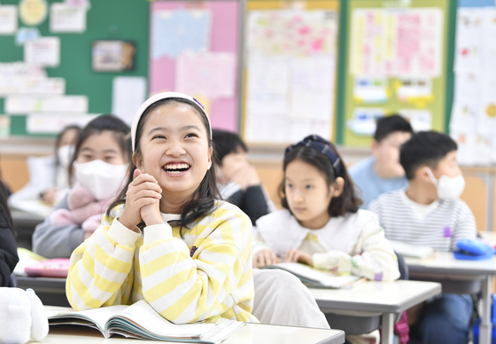Some of the elementary students in Daegu attending class without mask, which is the first in more than two years after the government made mask wearing mandatory indoors due to the global Covid-19 outbreak. [YONHAP]