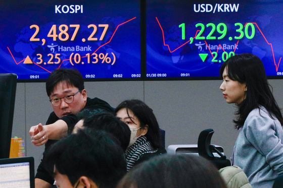 A screen in Hana Bank's trading room in central Seoul shows stock and foreign exchange markets open on Monday. [NEWS1]
