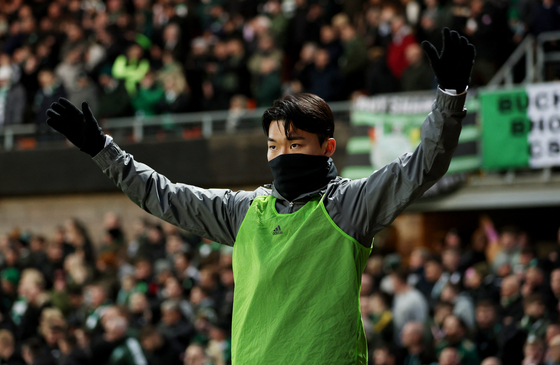 Oh Hyeon-gyu waves to fans before making his debut appearance for Celtic in a Scottish Premiership game against Dundee United at Tannadice Park in Dundee, Scotland on Sunday.  [REUTERS/YONHAP]