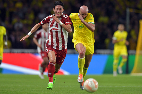 Olympiacos' Hwang Ui-jo fights for the ball with Nantes' French defender Nicolas Pallois during a Europa League match at La Beaujoire stadium in Nantes on Sept. 8, 2022.  [AFP/YONHAP]