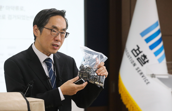 Shin Joon-ho, a senior-ranking prosecutor of the Seoul Central District Prosecutors' Office, speaks with the press on Thursday with evidences collected from raiding homes of illegal drug use suspects. [YONHAP]