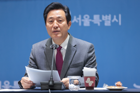 Seoul Mayor Oh Se-hoon vowed to look out for the city’s underprivileged this year during a New Year’s press conference at City Hall on Monday morning. [YONHAP]