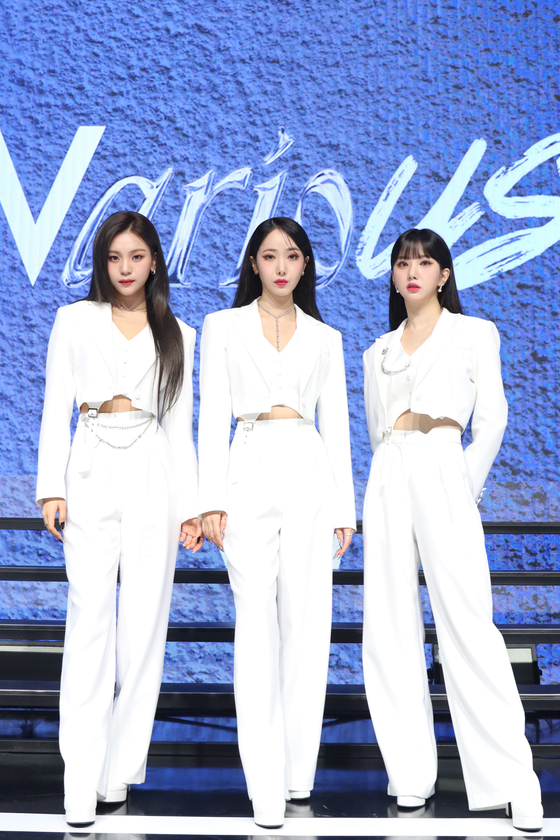 Girl group VIVIZ poses during a showcase for its third EP "Various" on Jan. 31, at the Yes24 Live Hall in Gwangjin District, eastern Seoul. [BIG PLANET MADE]