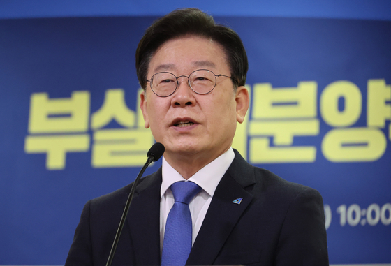 Democratic Party leader Lee Jae-myung speaks at the National Assembly in Yeouido, western Seoul on Tuesday. [YONHAP]