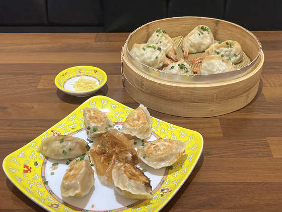 Goobok Mandu's eponymous signature dish, front, and shrimp dumplings. [LEE TAE-HEE]