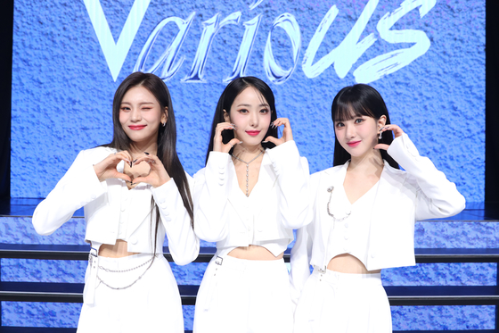 Girl group VIVIZ poses during a showcase for its third EP "Various" on Jan. 31 at the Yes24 Live Hall in Gwangjin District, eastern Seoul. [BIG PLANET MADE]
