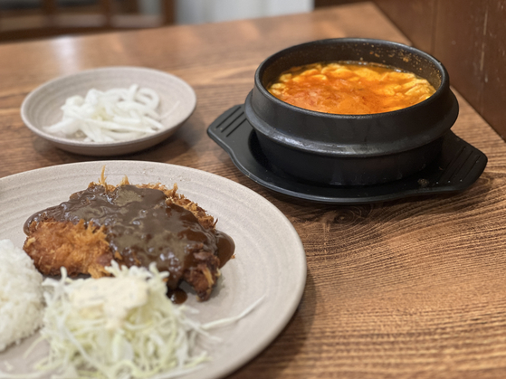 Kkachi House's jjolsun, spicy tofu stew with chewy noodles, and pork cutlet. [LEE TAE-HEE] 
