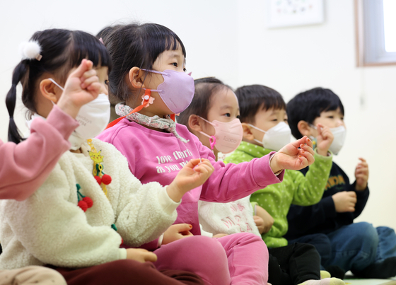 Children attend a class at a kindergarten in Chuncheon, Gangwon, Monday. [YONHAP] 
