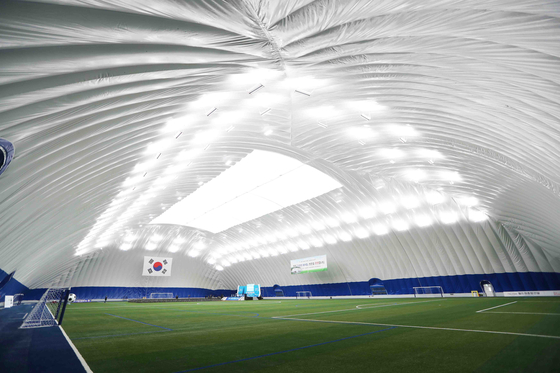 The new Smart Air Dome football stadium in Gyeongju, North Gyeongsang, opened for reporters on Monday before starting operations later this month. The air-supported dome maintains structural integrity by ensuring the pressure inside exceeds that outside, allows for the pitch to be used in all seasons without any concern about the weather outside.  [YONHAP]