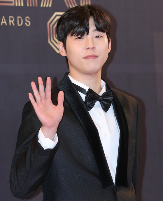 Actor Song Duk-ho poses on the red carpet for the MBC Drama Awards on Dec. 30, 2022. [NEWS1]