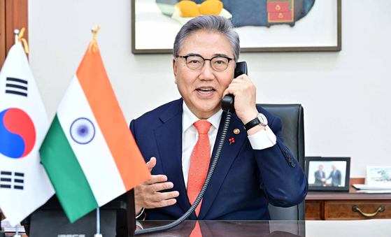 Korean Foreign Minister Park Jin speaks over the phone to his Indian counterpart, Subrahmanyam Jaishankar, at his office in Seoul on Monday. [MINISTRY OF FOREIGN AFFAIRS]