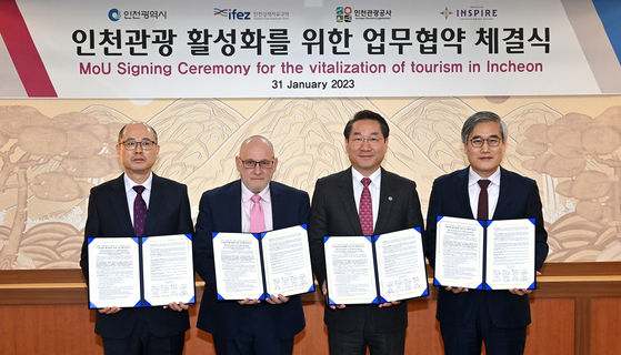 Incheon Metropolitan City Mayor Yoo Jeong-bok, second from right, and Inspire Integrated Resort CEO Ray Pineault, second from left, pose for a photo in Incheon on Tuesday. The two parties signed a business agreement to jointly host festivals and create new jobs when an Inspire Entertainment Resort opens near Incheon International Airport Terminal 2 in October. [INCHEON METROPOLITAN CITY]