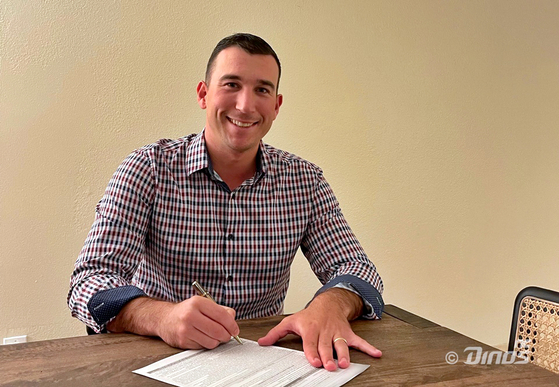 Taylor Widener poses while signing a contract with the NC Dinos in a photo released by the club on Tuesday.  [YONHAP]