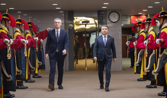 North Atlantic Treaty Organization (NATO) Secretary General Jens Stoltenberg, left, is greeted by an honor guard at the Ministry of National Defense in Yongsan District, central Seoul on Monday as he enters alongside Defense Minister Lee Jong-sup. [DEFENSE MINISTRY]