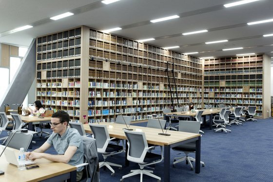 Students study inside Kwanjeong Library at Seoul National University in southern Seoul. [JOONGANG PHOTO]