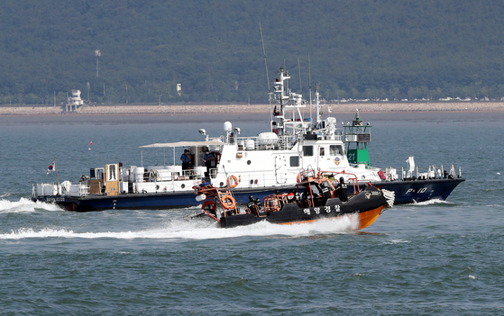 The Coast Guard practices cracking down illegal foreign vessels in waters near Incheon on July 29, 2022. [YONHAP]