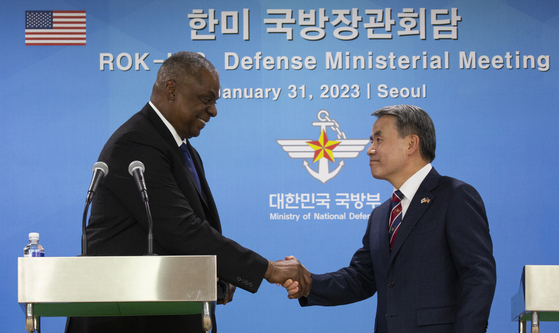 Korean Defense Minister Lee Jong-sup, right, shakes hands with U.S. Secretary of Defense Lloyd Austin after their joint press briefing at the Ministry of National Defense in Seoul on Tuesday. [AP/YONHAP]
