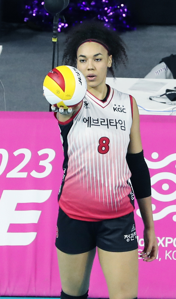 Elizabet Inneh-Varga of Daejeon Korea Ginseng Corporation in action during a V League game against the Incheon Heungkuk Life Pink Spiders at Samsan World Gymnasium in Incheon on Jan. 25.  [NEWS1]