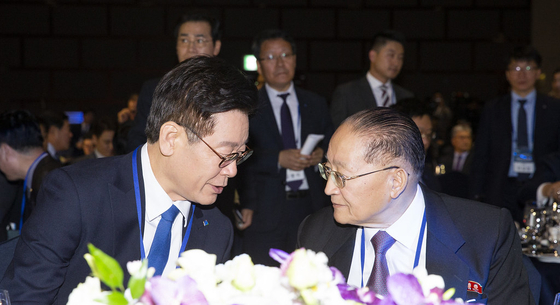 Democratic Party Chairman Lee Jae-myung, left, with Ri Jong-hyok, North Korea’s Asia-Pacific Peace Committee while attending Asia-Pacific Exchange Association’s convention held at MVL Hotel in Goyang, Gyeonggi in 2018 , when Lee was Gyeonggi governor. [GYEONGGI PROVINCIAL GOVERNMENT]
