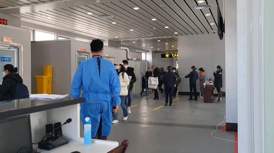 Arrivals from Korea are guided to take their Covid-19 tests at the Weihai Dashuibo Airport in Shandong Province on Wednesday. [YONHAP] 