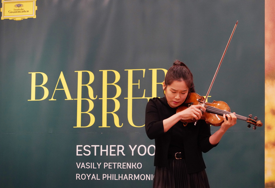 Violinist Esther Yoo plays Vieuxtemps’ Souvenir d’Amerique, Op. 17 “Yankee Doodle″ during a press conference at Ode Port in southern Seoul to promote her new album "Barber, Bruch," which was released on Jan. 26. [MAST MEDIA]