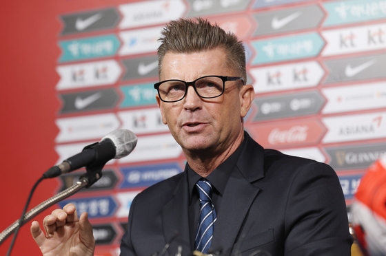 Colin Bell talks to reporters at a press conference held at KFA House in Jongno District, central Seoul on Jan. 26. [YONHAP] 