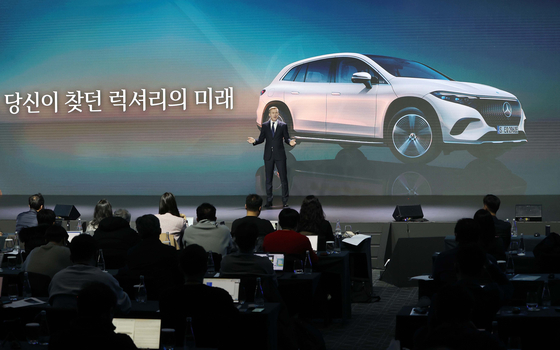 Johannes Schoen, vice president of product, marketing and digital business at Mercedes-Benz Korea, speaks during a press conference Wednesday at Grand Hyatt Seoul in central Seoul. [MERCEDES-BENZ KOREA] 