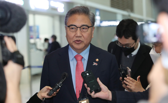 Foreign Minister Park Jin speaks with the press before getting on a plane to New York at the Incheon Airport on Wednesday. Park is in the United States through Feb. 4 for meetings including with the U.S. secretary of state. [NEWS1]