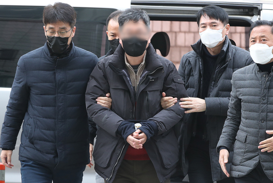 A Korean activist, center, enters the Seoul Central District Court on Tuesday to attend a court hearing over his potential arrest. [NEWS1]